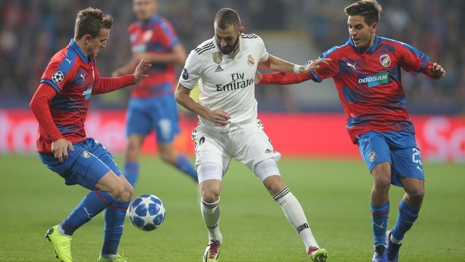 Karim Benzema a Aleš Čermák v zápase LM Plzeň - Real Madrid