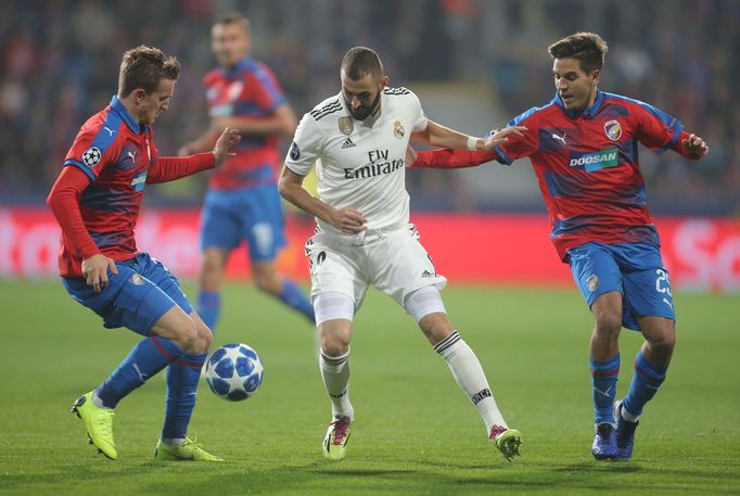 Karim Benzema a Aleš Čermák v zápase LM Plzeň - Real Madrid