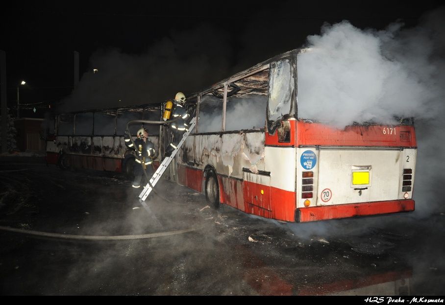 V Praze hořel autobus MHD. Škoda půl milionu