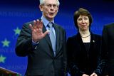 První oficiální pozdrav nově zvolených špiček EU: Belgický premiér Herman Van Rompuy a eurokomisařka Catherine Ashtonová dorazili na tiskovou konferenci, kde se oznamovalo, že toto je nový prezident a šéfka diplomacie EU.