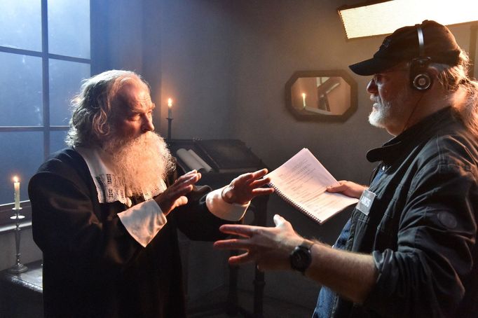 Na snímku z natáčení je vlevo Alois Švehlík jako Jan Amos Komenský, vpravo režisér Lubomír Hlavsa.