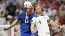 Tim Ream a Harry Kane v zápase MS 2022 Anglie - USA