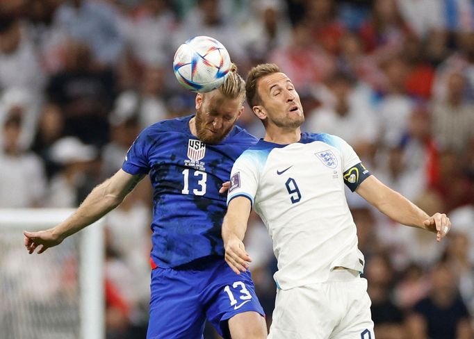 Tim Ream a Harry Kane v zápase MS 2022 Anglie - USA