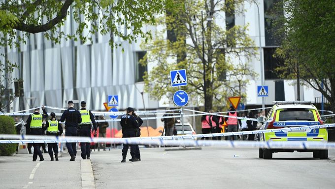 Na místě úterního útoku v Uppsale nedaleko náměstí Vaksala torg pokračovala včera večer rozsáhlá policejní operace. Pátrání po útočníkovi pokračuje; 29. dubna 2025.