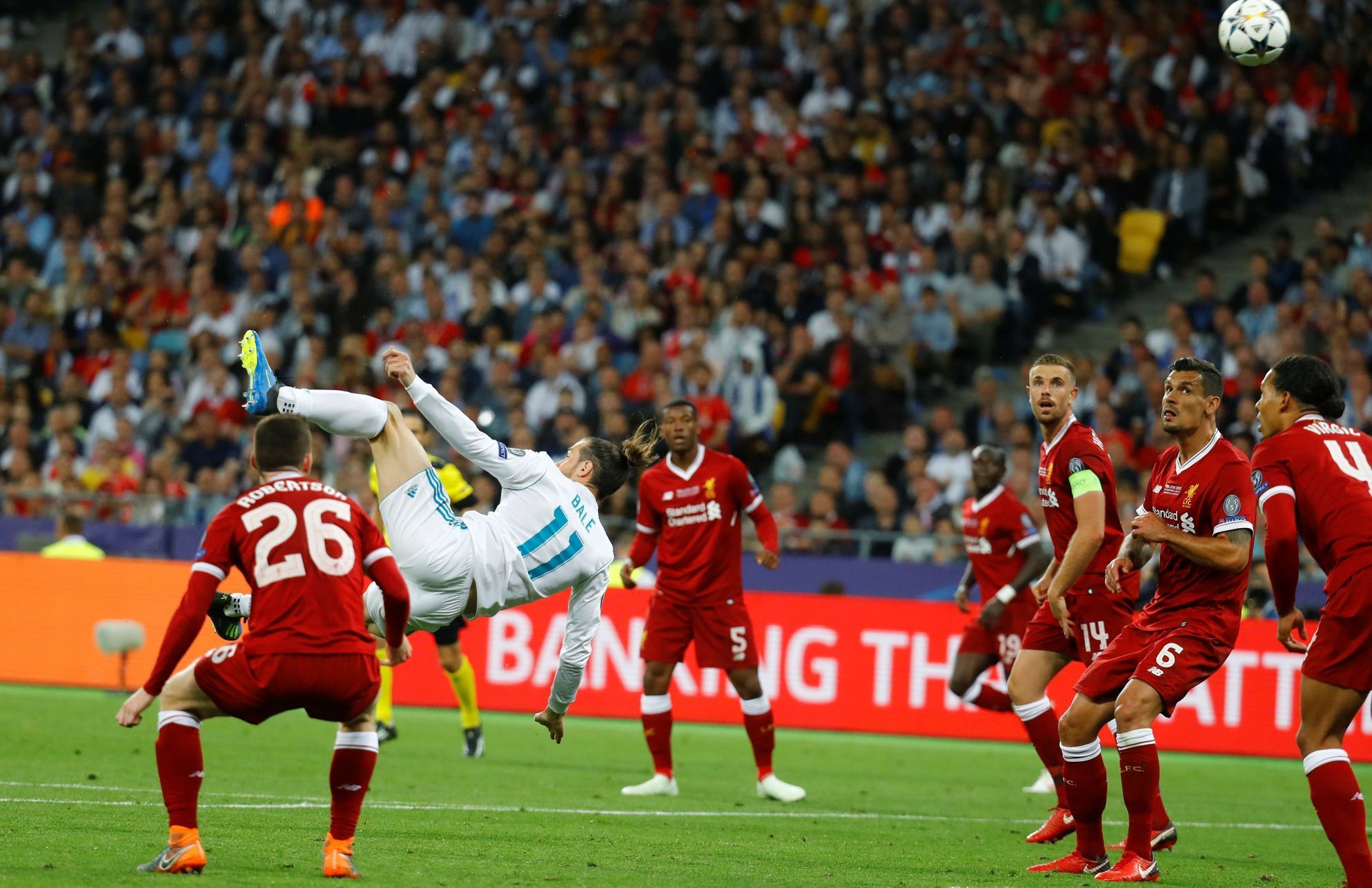 fotbal, Liga mistrů 2017/2018, Real Madrid - Liverpool, Gareth Bale střílí nůžkami gól