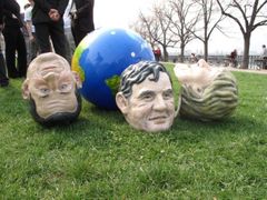 Aktivisté v maskách Baracka Obamy, Angely Merkelové, Nicolase Sarkozyho a Gordona Browna pózují před hodinami, které odpočítávají zbývající čas do prosincové konference OSN v Kodani, který se bude zabývat změnami klimatu