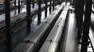 A cleaner works near an AVE high-speed train at Madrid's Atocha station during a 24-hour nationwide general strike, November 14, 2012. Police and protesters clashed in Spain on Wednesday as millions of workers went on strike across Europe to protest spending cuts they say have made the economic crisis worse. REUTERS/Paul Hanna (SPAIN - Tags: CIVIL UNREST BUSINESS EMPLOYMENT POLITICS TRANSPORT) Published: Lis. 14, 2012, 11:12 dop.