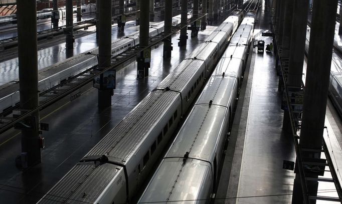 A cleaner works near an AVE high-speed train at Madrid's Atocha station during a 24-hour nationwide general strike, November 14, 2012. Police and protesters clashed in Spain on Wednesday as millions of workers went on strike across Europe to protest spending cuts they say have made the economic crisis worse. REUTERS/Paul Hanna (SPAIN - Tags: CIVIL UNREST BUSINESS EMPLOYMENT POLITICS TRANSPORT) Published: Lis. 14, 2012, 11:12 dop.