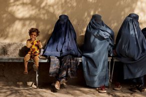 Fotografie ukazují život v Kábulu. Tálibánci nosí americké pušky, ženy burky