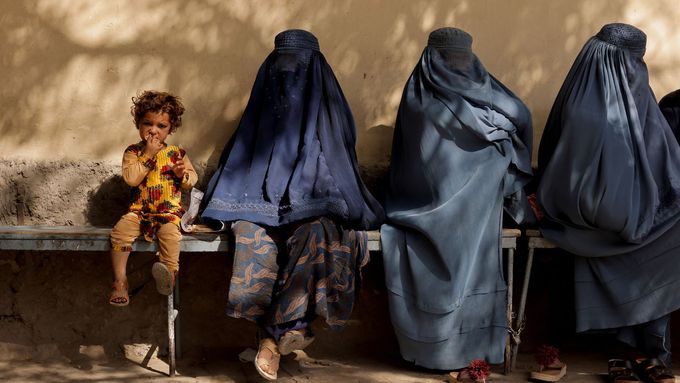 Fotografie ukazují život v Kábulu. Tálibánci nosí americké pušky, ženy burky