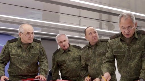 Ruský ministr obrany Sergej Šojgu (zcela vpravo) během inspekce ruských jednotek. Druhý zprava je Gennadij Židko.