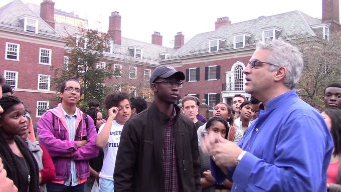 Studenti konfrontují profesora sociologie na Yaleu Nicholase Christakise kvůli jeho emailu.
