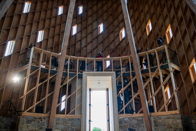 Při vstupu Vás přivítají pět metrů vysoká vrata, za nimiž se otevírá dynamický prostor.