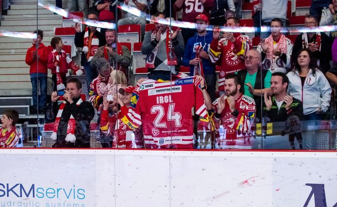 ELH, Třinec-Vítkovice: fanoušci Třince s dresem Zbyňka Irgla