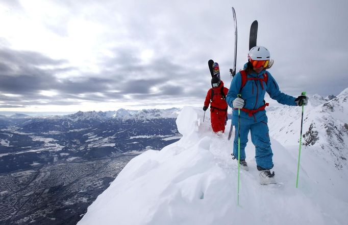 Austrian freeride skier Karin Huttary (R) and Jon Oerarbaeck from Sweden walk on top of Seegrube mountain during a freeride skiing tour in Innsbruck January 19, 2013. Backcountry or freeride skiers ski away from marked slopes with no set course or goals, in untamed snow, generally in remote mountainous areas. Picture taken January 19, 2013. REUTERS/ Dominic Ebenbichler (AUSTRIA) Published: Led. 21, 2013, 10:19 dop.