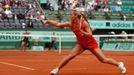 Slovenská tenistka Dominika Cibulková odráží míček proti Australance Samantě Stosurové během čtvrtfinále French Open 2012.