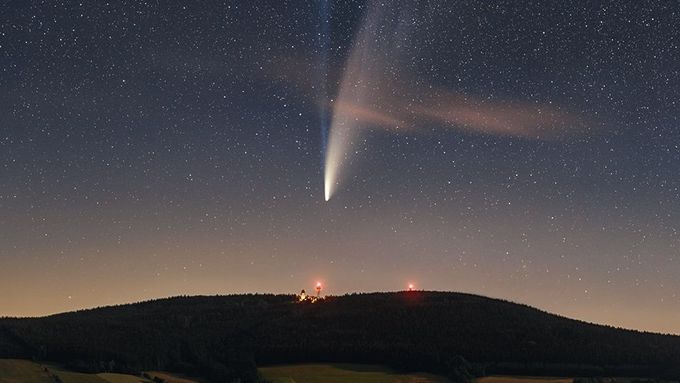 Snímek komety Neowise, který pořídil český fotograf Petr Horálek.