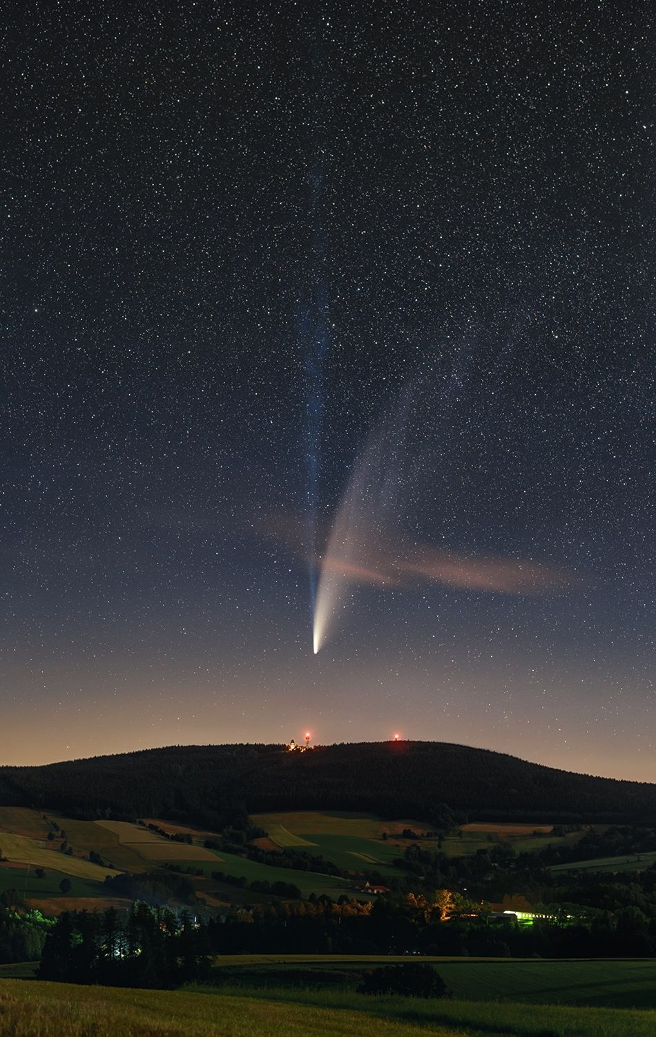 snímek komety Neowise, který pořídil český fotograf a přímo z Česka