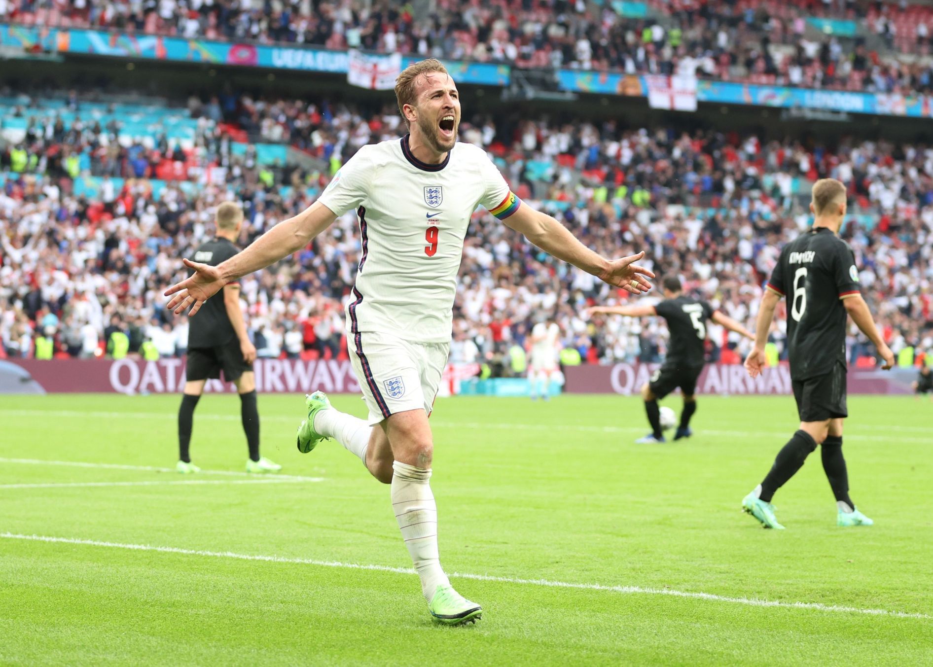 Harry Kane slaví gól v osmifinále Anglie - Německo na ME 2020