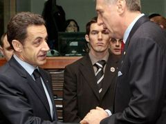 Současný a budoucí předseda Rady EU Nicolas Sarkozy a Mirek Topolánek na summitu EU v Bruselu