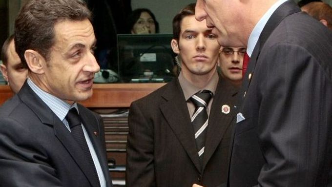 Současný a budoucí předseda Rady EU Nicolas Sarkozy a Mirek Topolánek na summitu EU v Bruselu