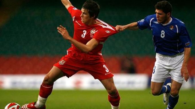 Gareth Bale z Walesu je držen azerbajdžánským Davidem Husejnovem
