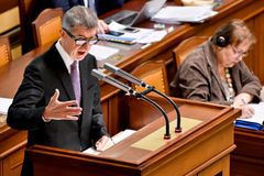 Poslanci schválili zvýšení schodku státního rozpočtu na 500 miliard korun