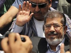 Takto Muhammad Mursí loni v červnu slavil své zvolení. Ke znepřátelení Egypťanů mu stačila chvíle. 