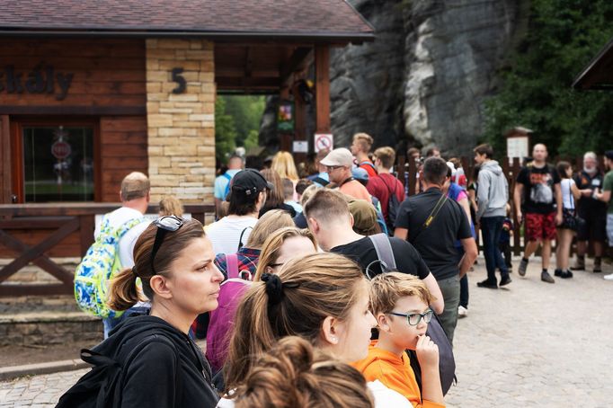 Overturismus: Turistická apokalypsa v Adršpachu během svátku Nanebezetí Panny Marie