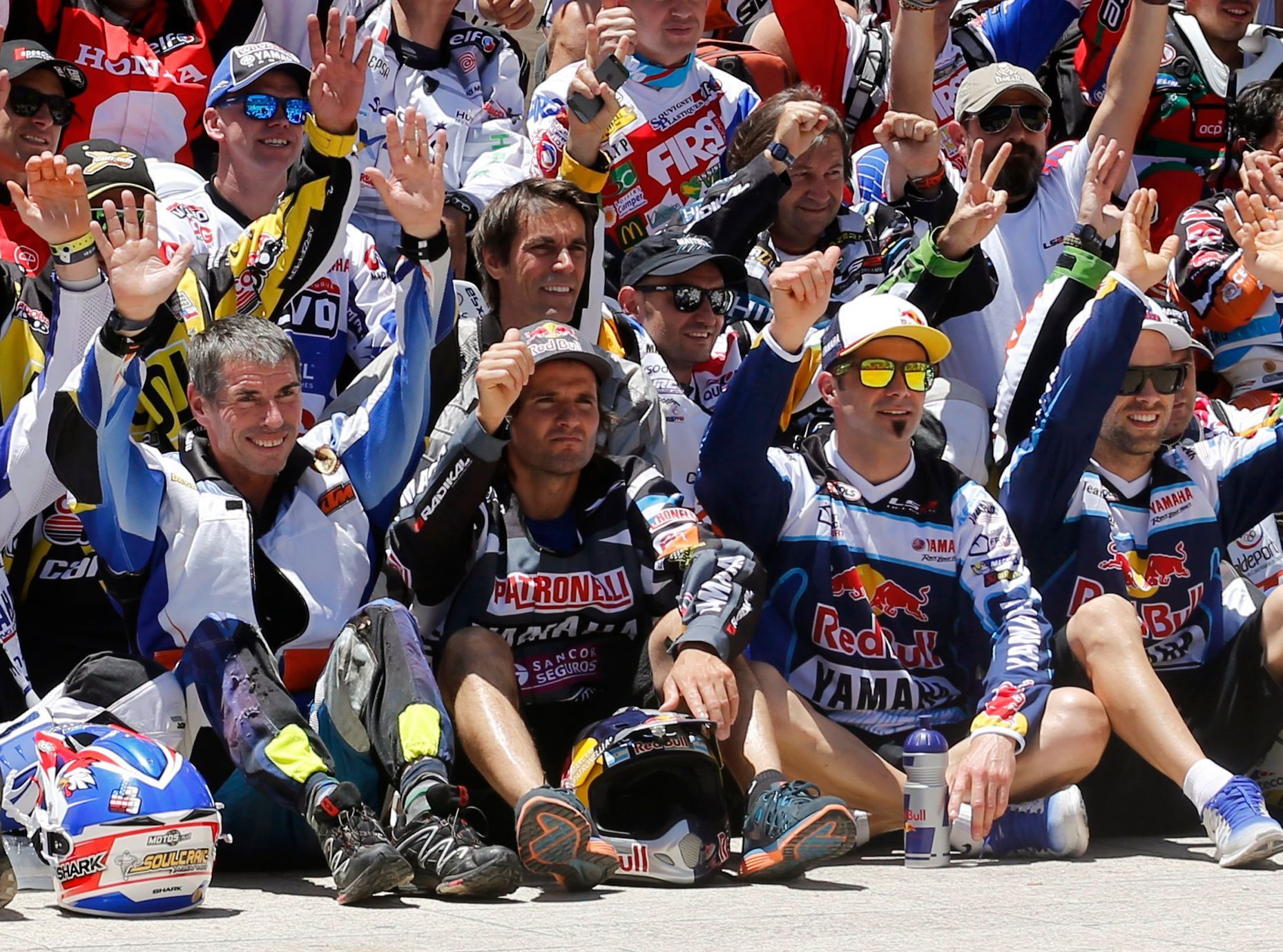 Dakar 2014: Marcos Patronelli  (druhý zleva) a Cyril Despres