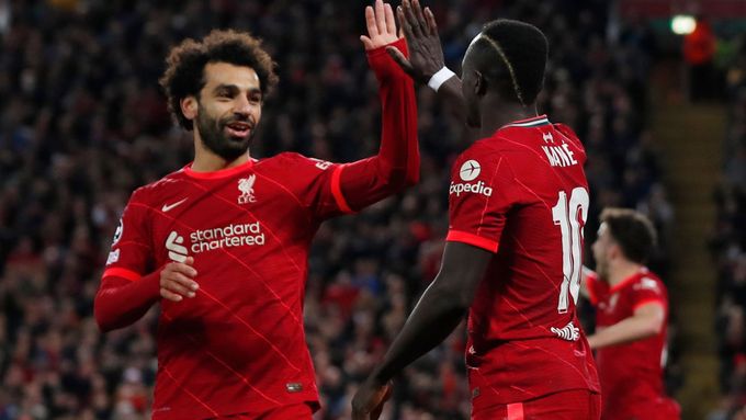 Mohamed Salah a Sadio Mané slaví výhru Liverpoolu nad Atléticem Madrid.