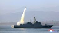Záběr na zkoušku palby zbraňových systémů nové válečné lodi třídy Choe Hyon, jak ji zachytila státní agentura KCNA, na snímku zveřejněném 30. dubna 2025.