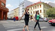 Karlín ale po deseti letech prokoukl. Ulice i lidé v nich vypadají jinak než v roce 2002.