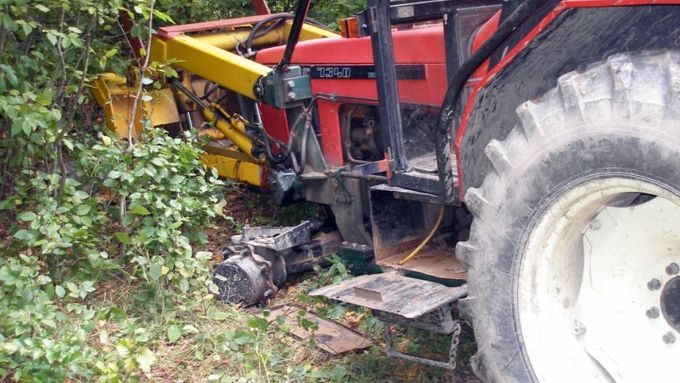 Zloděj traktor odstavený v lese během víkendu téměř kompletně rozebral.