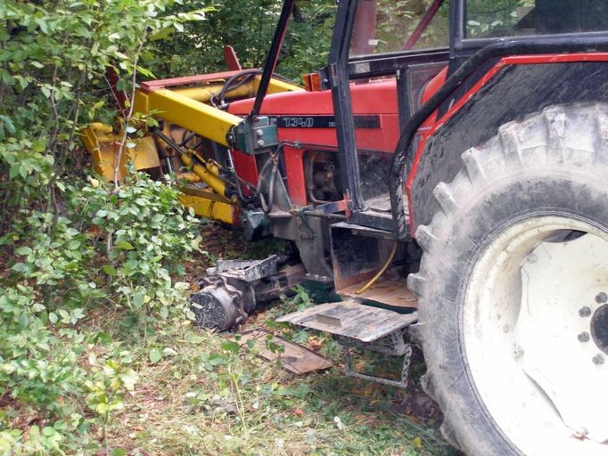 Zloděj traktor odstavený v lese během víkendu téměř kompletně rozebral.