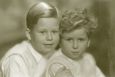 Ivan Havel a Václav Havel (vlevo) v dětství. Nedatovaná fotografie (přibližně počátek 40. let 20. století)