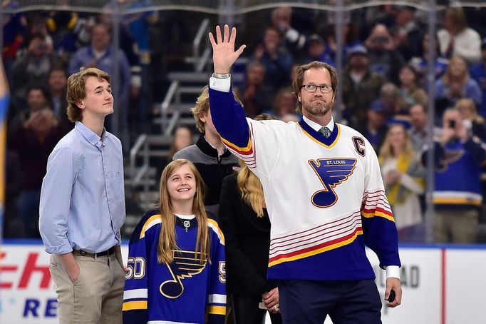 Chris Pronger v únoru 2020 při ceremoniálu, kde St. Louis oznámilo, že slavnostně vyřadí obráncův dres s číslem 44.