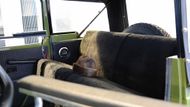 Zadní sedadla  mají sedadla z ovčí vlny, nechybí ani pro Honeckera typický klobouk.