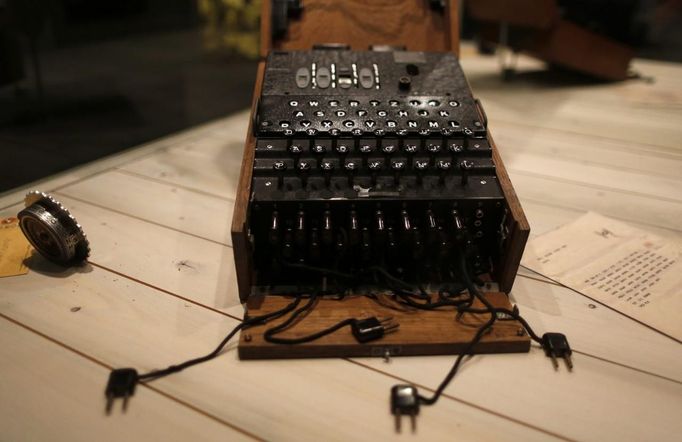 A World War II German Enigma cipher machine is on display at the 'Top Secret' Spy Museum in Oberhausen, July 10, 2013. The museum presents various objects, devices and gadgets used for spying or related to espionage. REUTERS/Ina Fassbender (GERMANY - Tags: SOCIETY ENTERTAINMENT) Published: Čec. 10, 2013, 3:20 odp.