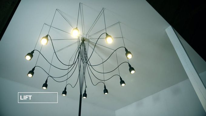 Lustr Lift od dua Herrmann & Coufal rozevírá jako deštník tolik ramen, zakončených žárovkou, kolik si tam zákazník umístí.