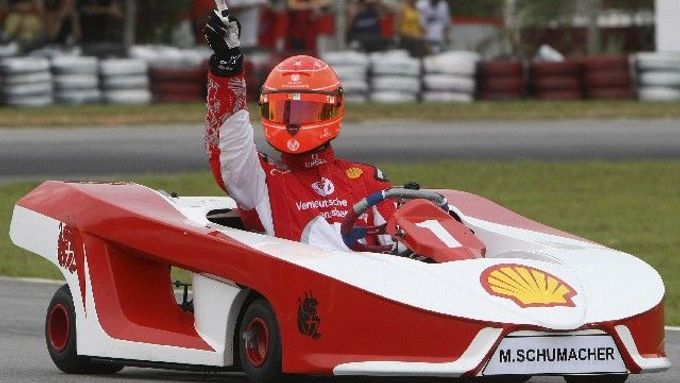 Sedminásobný mistr světa formule 1 Michael Schumacher slaví vítězství v závodě motokár v brazilském Florianopolisu.