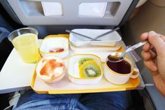 Jídlo v letadlech bych nepozřel ani náhodou, říká slavný šéfkuchař. Sám přitom vařil pro aerolinky