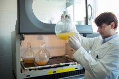 Provoz výzkumných institucí i materiál na výzkumy by mohl dotovat stát, odhlasovala sněmovna