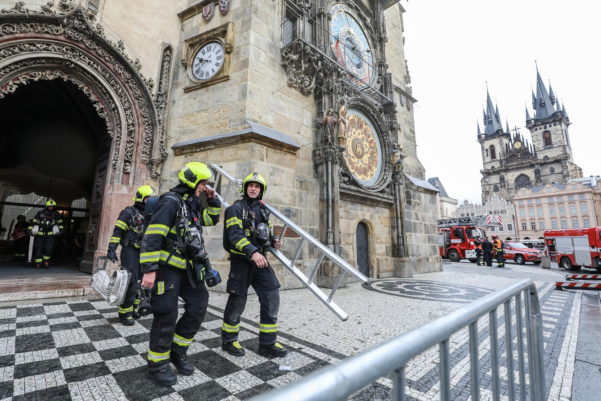 Hasičské cvičení Staroměstská radnice, orloj, Petřín, hasiči, požární cvičení, hasičský záchranný sbor, požár, evakuace