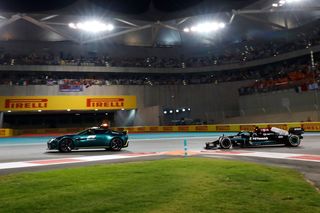 Safety car a Lewis Hamilton (Mercedes) ve VC Abú Dhabí F1 2021