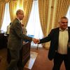 Bohuslav Sobotka se zdraví se svými podporovateli.