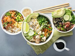 K obědu nebo k večeři? Tipy na lehké saláty plné zdravých bílkovin, které zasytí