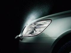 Příspěvkem k aktivní bezpečnosti vozu jsou nové xenonové světlomety s natáčením.
