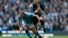 Fotbalista Manchesteru City Pablo Zabaleta v souboji s Garethem Balem v utkání proti Tottenhamu Hottspur 11. kola Premier League.