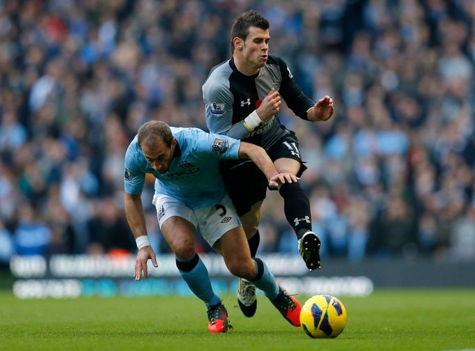 Fotbalista Manchesteru City Pablo Zabaleta v souboji s Garethem Balem v utkání proti Tottenhamu Hottspur 11. kola Premier League.